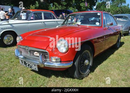 Ein 1969 MG C GT wurde auf der Oldtimer-Ausstellung 47. in Powderham, Devon, England, Großbritannien, ausgestellt. Stockfoto