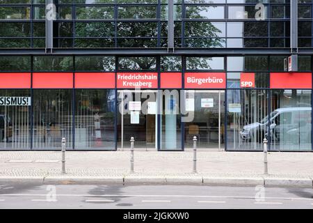 Berlin, 1. Juli 2022, Eingang zum SPD-Bürgerbüro Friedrichshain-Kreuzberg in der Wilhelmstraße. Stockfoto