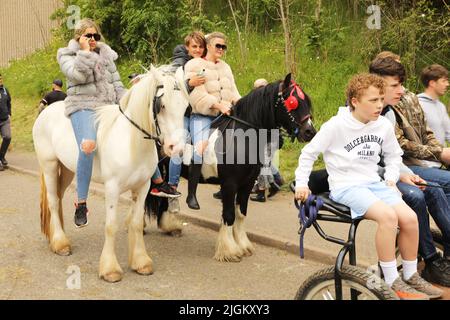 Drei Teenager reiten auf Pferden durch Appleby. Appleby Horse Fair, Appleby in Westmorland, Cumbria, England, Vereinigtes Königreich Stockfoto