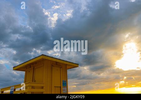 Sturm bricht über Rettungsschwimmer Stand bei Sonnenuntergang am Siesta Key Beach, Siesta Key, Florida, USA Stockfoto