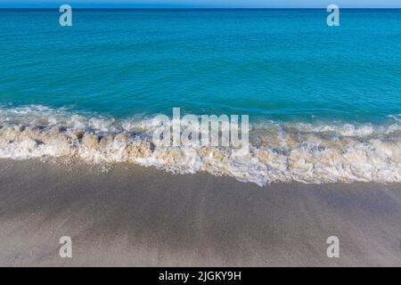 Wellen, die über dem weißen Sand von Coquina Beach, Bradenton, Florida, USA, waschen Stockfoto