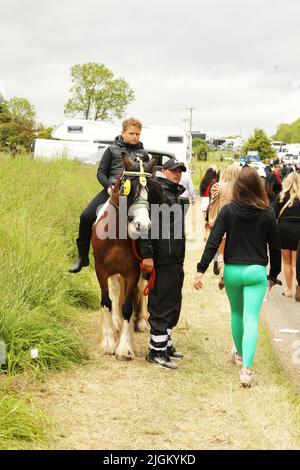 Vater steht mit einem Jungen auf einem farbigen Pferd. Appleby Horse Fair, Appleby in Westmorland, Cumbria, England, Vereinigtes Königreich Stockfoto