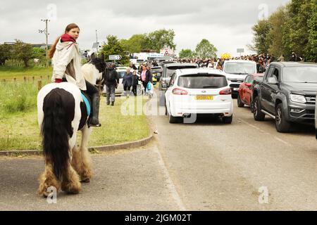 Ein junges Mädchen im Teenageralter, das auf einem farbigen Pferd reitet. Appleby Horse Fair, Appleby in Westmorland, Cumbria, England, Vereinigtes Königreich Stockfoto