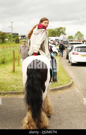 Ein junges Mädchen im Teenageralter, das auf einem farbigen Pferd reitet. Appleby Horse Fair, Appleby in Westmorland, Cumbria, England, Vereinigtes Königreich Stockfoto