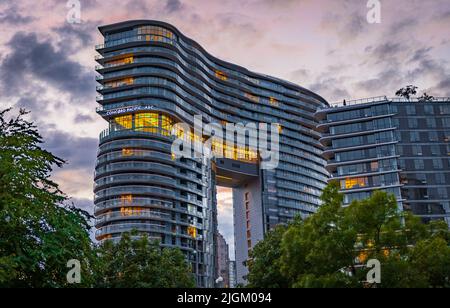 Concord Pacific Ark bei Sonnenuntergang im Sommer. Moderne Wohngebäude in Downtown Vancouver, BC, Kanada-Juli 7,2022-Reisefoto, niemand, selektiver Fokus Stockfoto