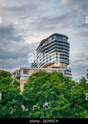 Concord Pacific Ark bei Sonnenuntergang im Sommer. Moderne Wohngebäude in Downtown Vancouver, BC, Kanada-Juli 7,2022-Reisefoto, niemand, selektiver Fokus Stockfoto