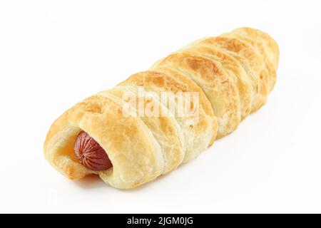 Hot Dog gefülltes Gebäck auf weißem Hintergrund isoliert. Goldfarbener Teig Stockfoto