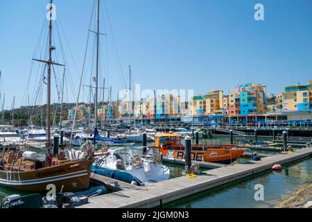 Marina de Albufeira an der Algarve in Südportugal. Boote geparkt. Boote auf dem Wasser. Nautische Aktivitäten. Portugal und Tourismus. Stockfoto
