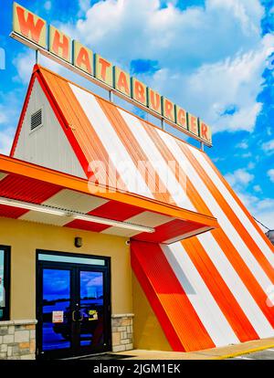 Das klassische A-Frame-Restaurant von Whataburger ist am 10. Juli 2022 in Mobile, Alabama, abgebildet. Stockfoto
