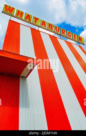 Das klassische A-Frame-Restaurant von Whataburger ist am 10. Juli 2022 in Mobile, Alabama, abgebildet. Stockfoto