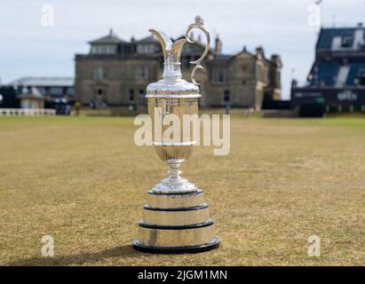 150. Open GolfChampionships, St Andrews, Juli 11. 2022 der Open Claret Jug auf dem Fairway 18. vor dem R & A Clubhaus am Old Course, St Andrews, Schottland. Quelle: Ian Rutherford/Alamy Live News. Stockfoto