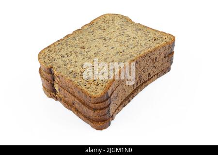 Gestapelte Scheiben von dunklem Vollkorn-Roggenbrot mit isolierten Samen auf weißem Hintergrund Stockfoto