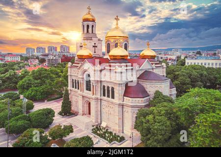 Luftaufnahme der Mariä-Himmelfahrt-Kathedrale in Varna, Bulgarien die Meereshauptstadt Stockfoto