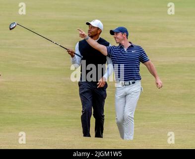 150. Open Golf Championships, St Andrews, Juli 11. 2022 Tiger Woods (links) und Rory McIlroy winken zu den Häusern, während sie die Fairway 18. während der R&A's-Challenge „die Champions“ auf dem Old Course, St Andrews, Schottland, hochlaufen. Quelle: Ian Rutherford/Alamy Live News. Stockfoto