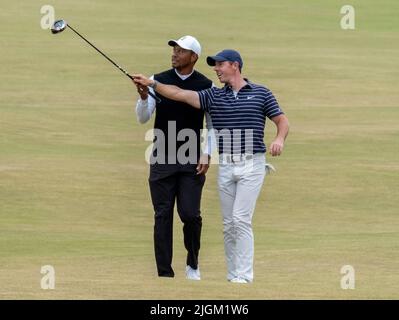 150. Open Golf Championships, St Andrews, Juli 11. 2022 Tiger Woods (links) und Rory McIlroy winken zu den Häusern, während sie die Fairway 18. während der R&A's-Challenge „die Champions“ auf dem Old Course, St Andrews, Schottland, hochlaufen. Quelle: Ian Rutherford/Alamy Live News. Stockfoto