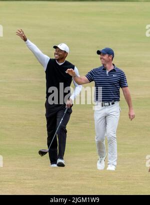 150. Open Golf Championships, St Andrews, Juli 11. 2022 Tiger Woods (links) und Rory McIlroy winken zu den Häusern, während sie die Fairway 18. während der R&A's-Challenge „die Champions“ auf dem Old Course, St Andrews, Schottland, hochlaufen. Quelle: Ian Rutherford/Alamy Live News. Stockfoto