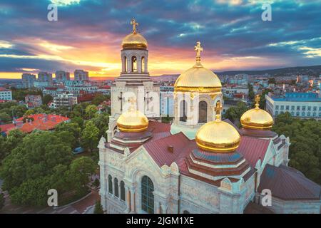 Luftaufnahme der Mariä-Himmelfahrt-Kathedrale in Varna, Bulgarien die Meereshauptstadt Stockfoto