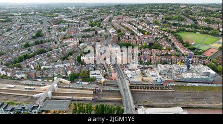 West Hampstead und West End Lane sind ein wohlhabendes Wohnviertel mit drei Stationen: U-Bahn, U-Bahn, oberirdisch und thameslink Stockfoto