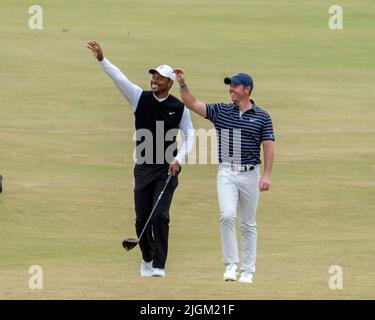 150. Open Golf Championships, St Andrews, Juli 11. 2022 Tiger Woods (links) und Rory McIlroy winken zu den Häusern, während sie die Fairway 18. während der R&A's-Challenge „die Champions“ auf dem Old Course, St Andrews, Schottland, hochlaufen. Quelle: Ian Rutherford/Alamy Live News. Stockfoto