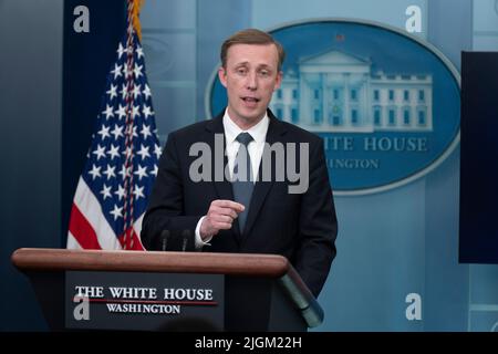 Washington, Vereinigte Staaten. 11.. Juli 2022. Der Nationale Sicherheitsberater der Vereinigten Staaten, Jake Sullivan, nimmt an einer Pressekonferenz im Weißen Haus in Washington, DC, am Montag, den 11. Juli 2022 Teil. Quelle: Chris Kleponis/CNP/dpa/Alamy Live News Stockfoto