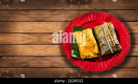 Köstliche Tamales in Blätter gewickelt - traditionelle kolumbianische Küche Stockfoto