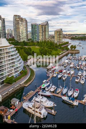 False Creek, Marina und Wohngebäude aus der Vogelperspektive im Stadtzentrum von Vancouver, BC, Kanada. Blick auf Yaletown von der Cambie Bridge Stockfoto