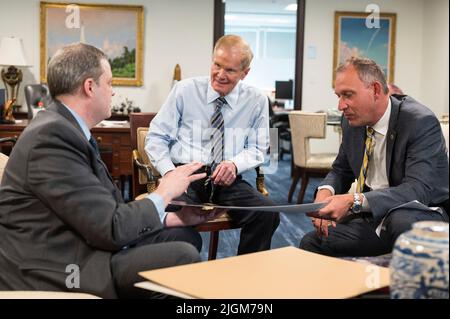 NASA-Administrator Bill Nelson, Zentrum und stellvertretender Administrator für das NASAs Science Mission Directorate, Thomas Zurbuchen, rechts, spricht mit dem Webb-Projektwissenschaftler am Space Telescope Science Institute, Klaus Pontoppidan, links, nachdem die ersten Vollfarb-Bilder des NASAs James Webb Space Telescope in einer Vorbesichtigung gezeigt wurden, Montag, 11. Juli, 2022, im Mary W. Jackson NASA Headquarters Gebäude in Washington. Die ersten Bilder und spektroskopischen Daten des worlds größten und leistungsstärksten Weltraumteleskops, das am 11. Und 12. Juli veröffentlicht werden soll, werden Webb in vollem Umfang zeigen Stockfoto