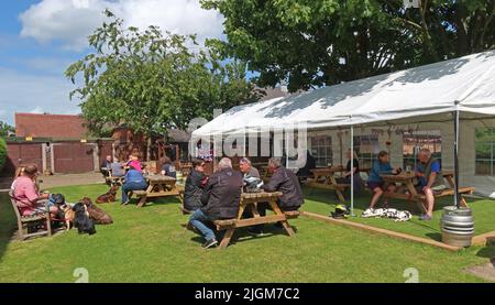 Echter Biergarten in der Appleton Thorn Village Hall, Stretton Rd, Appleton Thorn, Warrington, Cheshire, ENGLAND, GROSSBRITANNIEN, WA4 4RT Stockfoto