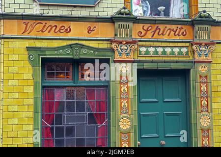 Weine und Spirituosen, viktorianische Fliesen im Peveril of the Peak, Pub in 127 Great Bridgewater St, Manchester, England, UK, M1 5JQ Stockfoto