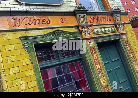 Weine und Spirituosen, viktorianische Fliesen im Peveril of the Peak, Pub in 127 Great Bridgewater St, Manchester, England, UK, M1 5JQ Stockfoto