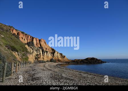 Red Bluff, der nördliche Strandabschnitt daneben und das ruhige Wasser der Port Phillip Bay Stockfoto