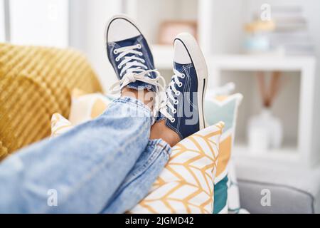 Junger arabischer Mann, der zu Hause auf dem Sofa liegt Stockfoto