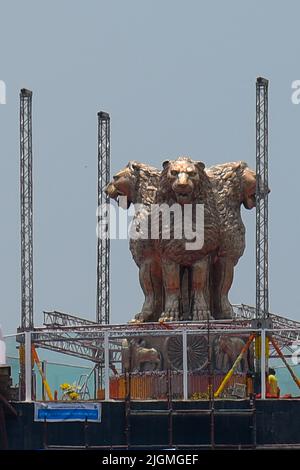 Neu-Delhi, Indien. 11.. Juli 2022. NEU DELHI, INDIEN - 11. JULI: Ein Blick auf das bronzene Nationalwappen auf dem Dach des neuen Parlamentsgebäudes am 11. Juli 2022 in Neu Delhi, Indien. (Foto von Amal KS/Hindustan Times/Sipa USA) Quelle: SIPA USA/Alamy Live News Stockfoto