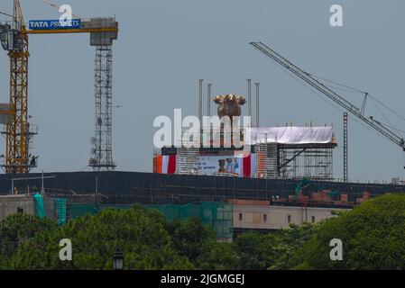 Neu-Delhi, Indien. 11.. Juli 2022. NEU DELHI, INDIEN - 11. JULI: Ein Blick auf das bronzene Nationalwappen auf dem Dach des neuen Parlamentsgebäudes am 11. Juli 2022 in Neu Delhi, Indien. (Foto von Amal KS/Hindustan Times/Sipa USA) Quelle: SIPA USA/Alamy Live News Stockfoto