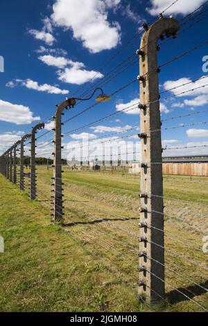 Stacheldraht-Elektrozaun um das ehemalige Nazi-Konzentrationslager Auschwitz II-Birkenau, Polen. Stockfoto