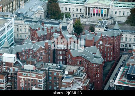 Das kreuzförmige Gebäude und das University College London (UCL) vom BT-Turm aus gesehen Stockfoto