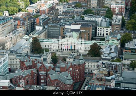 Das kreuzförmige Gebäude und das University College London (UCL) vom BT-Turm aus gesehen Stockfoto