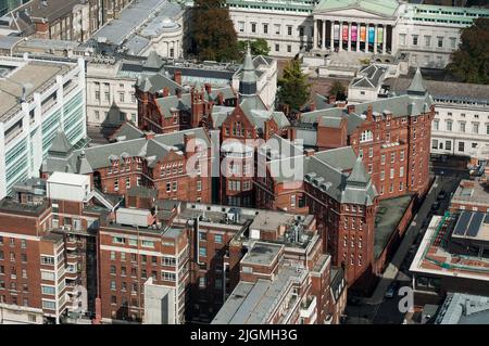 Das kreuzförmige Gebäude und das University College London (UCL) vom BT-Turm aus gesehen Stockfoto