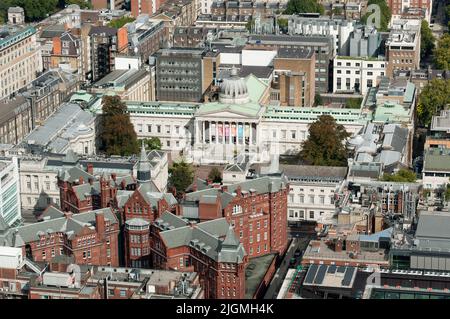 Das kreuzförmige Gebäude und das University College London (UCL) vom BT-Turm aus gesehen Stockfoto