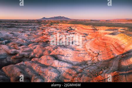 Mondlandschaft in Utah. Rote Felsen, die von Sonnenaufgang beleuchtet werden Stockfoto