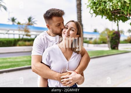 Junge kaukasische Paar von Freund und Freundin mit Spaß im Freien an einem un sonnigen Tag küssen und umarmen in der Liebe Stockfoto