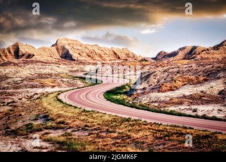 Die Straße schlängelt sich durch Buffalo Gap National Grassland und die Badlands von South Dakota, USA. Stockfoto