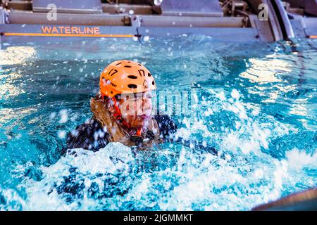 Camp Lejeune, North Carolina, USA. 5.. Juli 2022. U.S. Marine Corps CPL. Jossue Lopez Garcia, Administrator für Datensysteme bei der Marine Expeditionary Unit 26., flüchtet während des Unterwasser-Ausscheidungstrainings (HUET) im Camp Lejeune, North Carolina, 6. Juli 2022 aus einem untergetauchten, simulierten Flugzeug. UET ist ein Kurs, der Service-Mitgliedern die Fähigkeiten und das Vertrauen vermittelt, um erfolgreich und sicher aus im Wasser versunkenen Flugzeugen zu entkommen. Quelle: U.S. Marines/ZUMA Press Wire Service/ZUMAPRESS.com/Alamy Live News Stockfoto