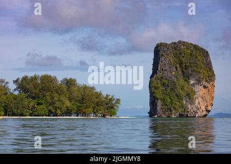 Felsen in der Nähe von Ko Khai oder Chicken Island vor der Küste von Railay Beach im Nationalpark - PROVINZ KRABI, THAILAND Stockfoto