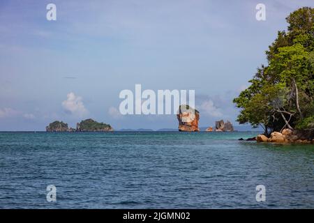 Felsen in der Nähe von Ko Khai oder Chicken Island vor der Küste von Railay Beach im Nationalpark - PROVINZ KRABI, THAILAND Stockfoto