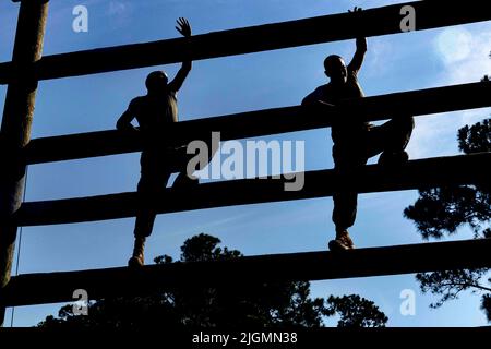 MCRD Parris Island, South Carolina, USA. 15.. Juni 2022. Rekruten von Delta Company, 1. Rekrut Training Bataillon, absolvieren den Vertrauenskurs zum Marine Corps Recruit Depot Parris Island, S.C., Juni. 15, 2022. Der Confidence Course ist ein groß angelegter Hindernisparcours, der Kraft und Ausdauer sowie mentalen und physischen Mut bei Rekruten aufbaut. Quelle: U.S. Marines/ZUMA Press Wire Service/ZUMAPRESS.com/Alamy Live News Stockfoto