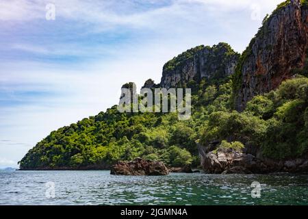 Ko Khai oder Chicken Island vor der Küste von Railay Beach im Nationalpark - PROVINZ KRABI, THAILAND Stockfoto