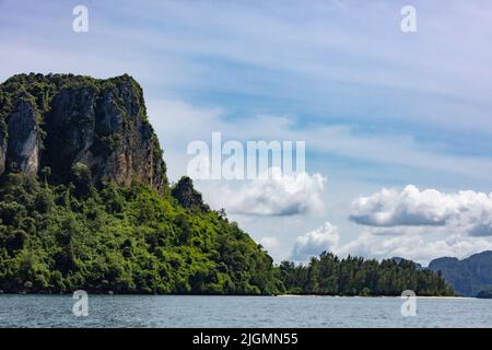 Ko Khai oder Chicken Island vor der Küste von Railay Beach im Nationalpark - PROVINZ KRABI, THAILAND Stockfoto