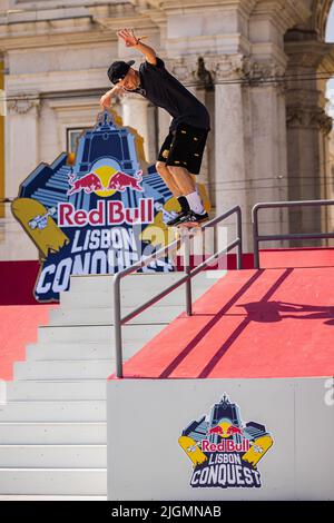 Lissabon, Portugal. 10.. Juli 2022. Der portugiesische Skater Gabriel Ribeiro ist während der RedBull Lisbon Conquest in Terreiro do Paço, Lissabon, in Aktion. Kredit: SOPA Images Limited/Alamy Live Nachrichten Stockfoto