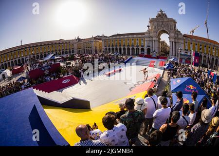 Lissabon, Portugal. 10.. Juli 2022. Der französische Skater Vincent Milou in Aktion während der RedBull Lisbon Conquest in Terreiro do Paço, Lissabon. Kredit: SOPA Images Limited/Alamy Live Nachrichten Stockfoto